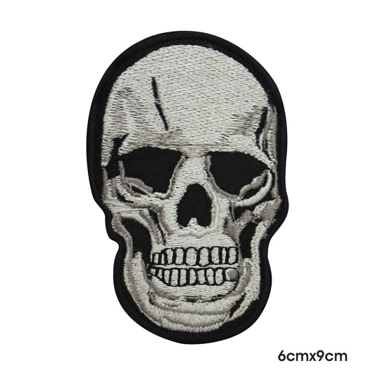 Patch en argent tête de mort à repasser sur coudre sur un badge pour vêtements.