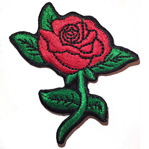 Patch de fleur de rose rouge à repasser sur coudre sur un badge pour vêtements.